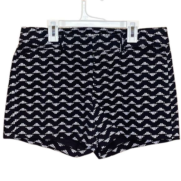 •OLD NAVY•BLACK/WHITE PATTERNED "PIXIE" SHORTS SIZE 4 - Picture 1 of 8